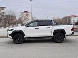 Toyota Hilux 2023 года за 28 000 000 тг. в Атырау – фото 3