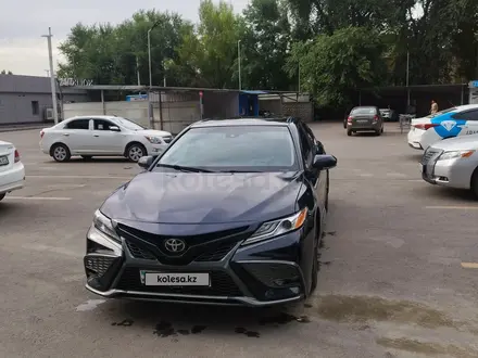 Toyota Camry 2018 года за 9 500 000 тг. в Алматы – фото 2