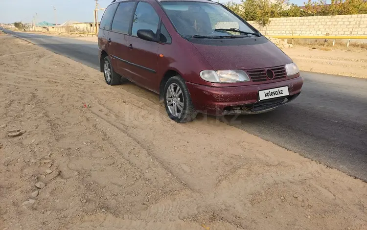 Volkswagen Sharan 1995 годаfor1 400 000 тг. в Жанаозен