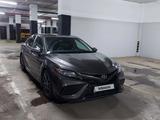 Toyota Camry 2020 года за 15 700 000 тг. в Астана – фото 2