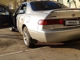Toyota Camry 2000 года за 3 300 000 тг. в Атырау