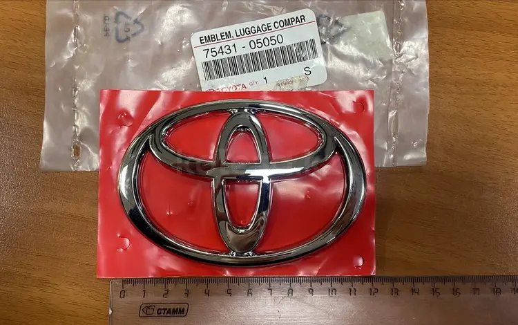 Эмблема на крышку багажника Avensis оригинал новая за 9 000 тг. в Астана