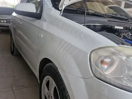 Chevrolet Aveo 2013 года за 2 200 000 тг. в Актау – фото 3