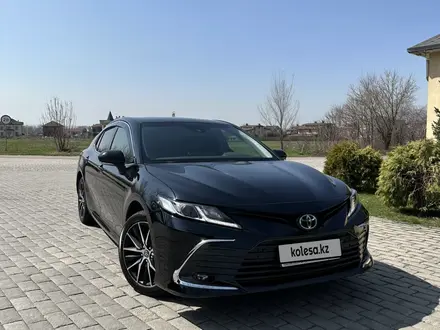 Toyota Camry 2023 года за 16 500 000 тг. в Алматы