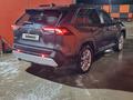 Toyota RAV4 2021 года за 13 500 000 тг. в Уральск – фото 2