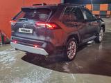 Toyota RAV4 2021 годаfor13 500 000 тг. в Уральск – фото 2