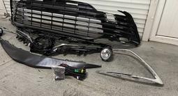 Решетка радиатора в сборе с решеткой в бампер на Toyota Camry за 7 000 тг. в Алматы – фото 4