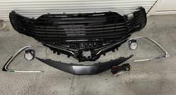 Решетка радиатора в сборе с решеткой в бампер на Toyota Camry за 7 000 тг. в Алматы