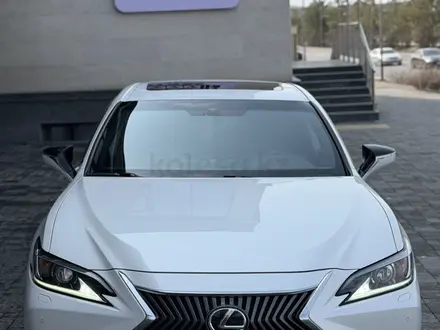 Lexus ES 250 2019 года за 18 000 000 тг. в Алматы