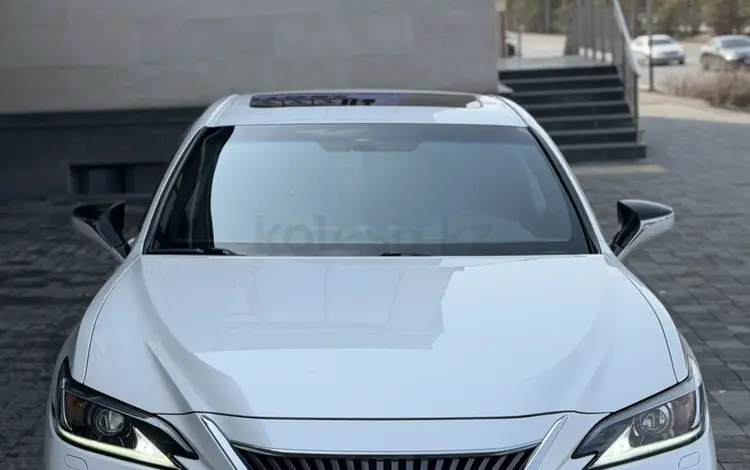 Lexus ES 250 2019 года за 18 000 000 тг. в Алматы