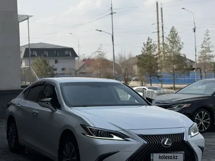 Lexus ES 250 2019 года за 18 000 000 тг. в Алматы – фото 2