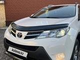 Toyota RAV4 2015 года за 10 750 000 тг. в Астана – фото 2