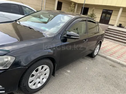 Volkswagen Passat 2011 года за 3 500 000 тг. в Атырау – фото 2