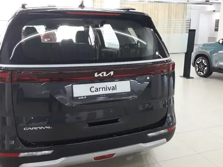 Kia Carnival 2023 года за 19 200 000 тг. в Алтай – фото 2