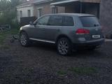 Volkswagen Touareg 2004 года за 3 500 000 тг. в Астана – фото 2