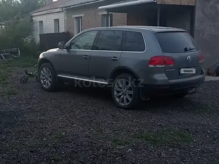 Volkswagen Touareg 2004 года за 3 500 000 тг. в Астана – фото 2