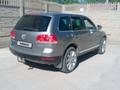 Volkswagen Touareg 2004 года за 3 500 000 тг. в Астана – фото 4
