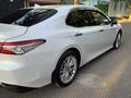 Toyota Camry 2020 года за 13 350 000 тг. в Шымкент – фото 4