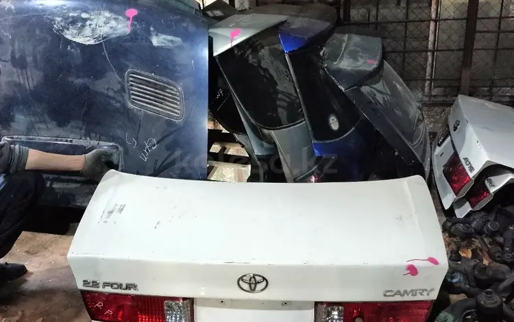 Крышка багажника на toyota camry 25 квадратный номер американец. Т Камри 25 за 30 000 тг. в Алматы