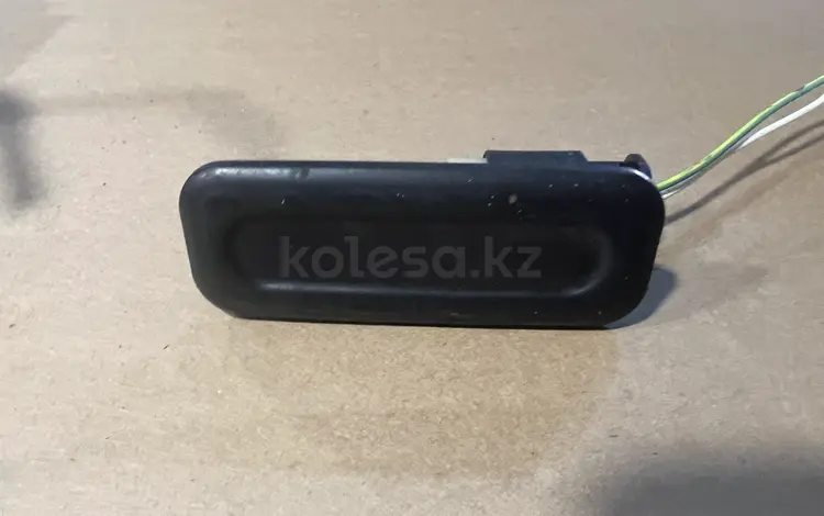 Ручка (кнопка) крышки багажника на Пежо за 7 000 тг. в Алматы
