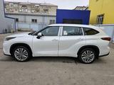 Toyota Highlander 2024 года за 33 500 000 тг. в Атырау – фото 3