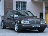 Mercedes-Benz E 220 1995 года за 2 940 000 тг. в Алматы – фото 2
