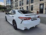 Toyota Camry 2020 года за 11 800 000 тг. в Атырау – фото 2