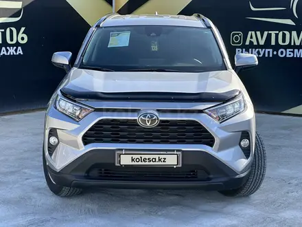 Toyota RAV4 2020 года за 15 850 000 тг. в Атырау – фото 2