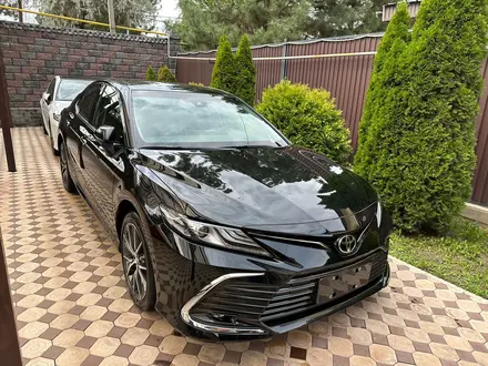 Toyota Camry 2023 года за 17 500 000 тг. в Алматы – фото 2