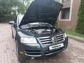 Volkswagen Touareg 2006 годаfor6 650 000 тг. в Алматы – фото 2