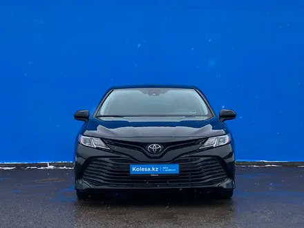 Toyota Camry 2020 года за 11 350 000 тг. в Алматы – фото 2