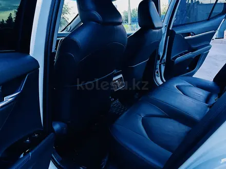 Toyota Camry 2019 года за 13 700 000 тг. в Костанай – фото 18