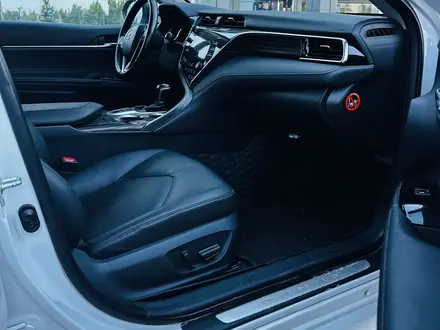 Toyota Camry 2019 года за 13 700 000 тг. в Костанай – фото 17