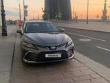 Toyota Camry 2021 года за 13 500 000 тг. в Уральск – фото 2