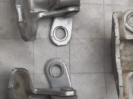 Петли дверей. Лексус. Передний и задний двери. за 10 000 тг. в Байсерке – фото 2