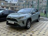 Toyota RAV4 2022 года за 14 500 000 тг. в Актау