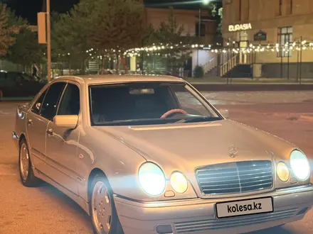 Mercedes-Benz E 320 1998 года за 3 100 000 тг. в Туркестан – фото 2