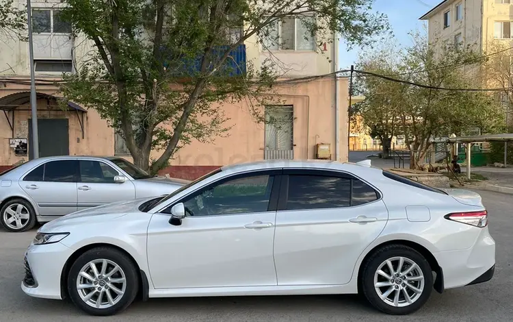 Toyota Camry 2021 года за 14 690 000 тг. в Атырау