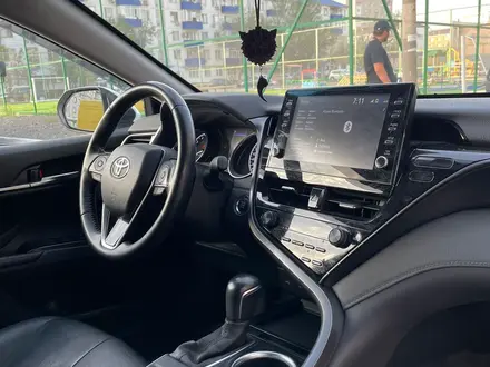 Toyota Camry 2021 года за 14 690 000 тг. в Атырау – фото 3