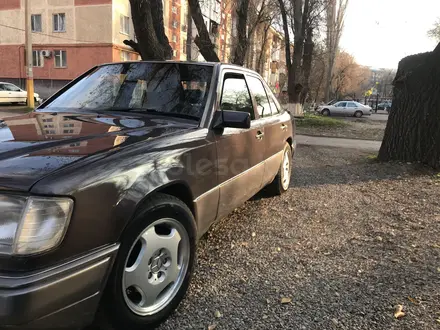 Mercedes-Benz E 220 1994 года за 2 900 000 тг. в Тараз