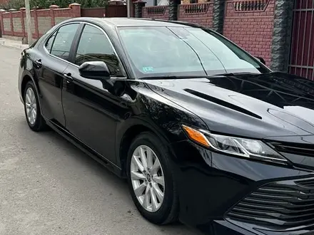 Toyota Camry 2020 года за 12 500 000 тг. в Алматы – фото 2