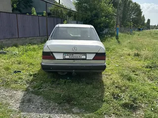 Mercedes-Benz E 230