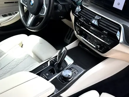 BMW 540 2018 года за 17 800 000 тг. в Алматы – фото 13