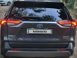 Toyota RAV4 2019 года за 18 000 000 тг. в Актобе – фото 2