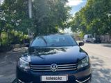 Volkswagen Passat 2013 года за 4 600 000 тг. в Атырау – фото 2