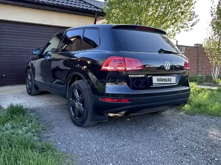 Volkswagen Touareg 2012 года за 7 500 000 тг. в Астана – фото 3