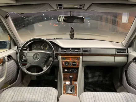 Mercedes-Benz E 220 1993 года за 3 300 000 тг. в Павлодар – фото 7