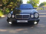 Mercedes-Benz E 320 1999 года за 2 800 000 тг. в Семей