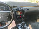 Mercedes-Benz E 320 1999 года за 2 800 000 тг. в Семей – фото 3