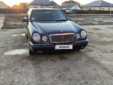 Mercedes-Benz E 320 1996 года за 1 900 000 тг. в Атырау – фото 4